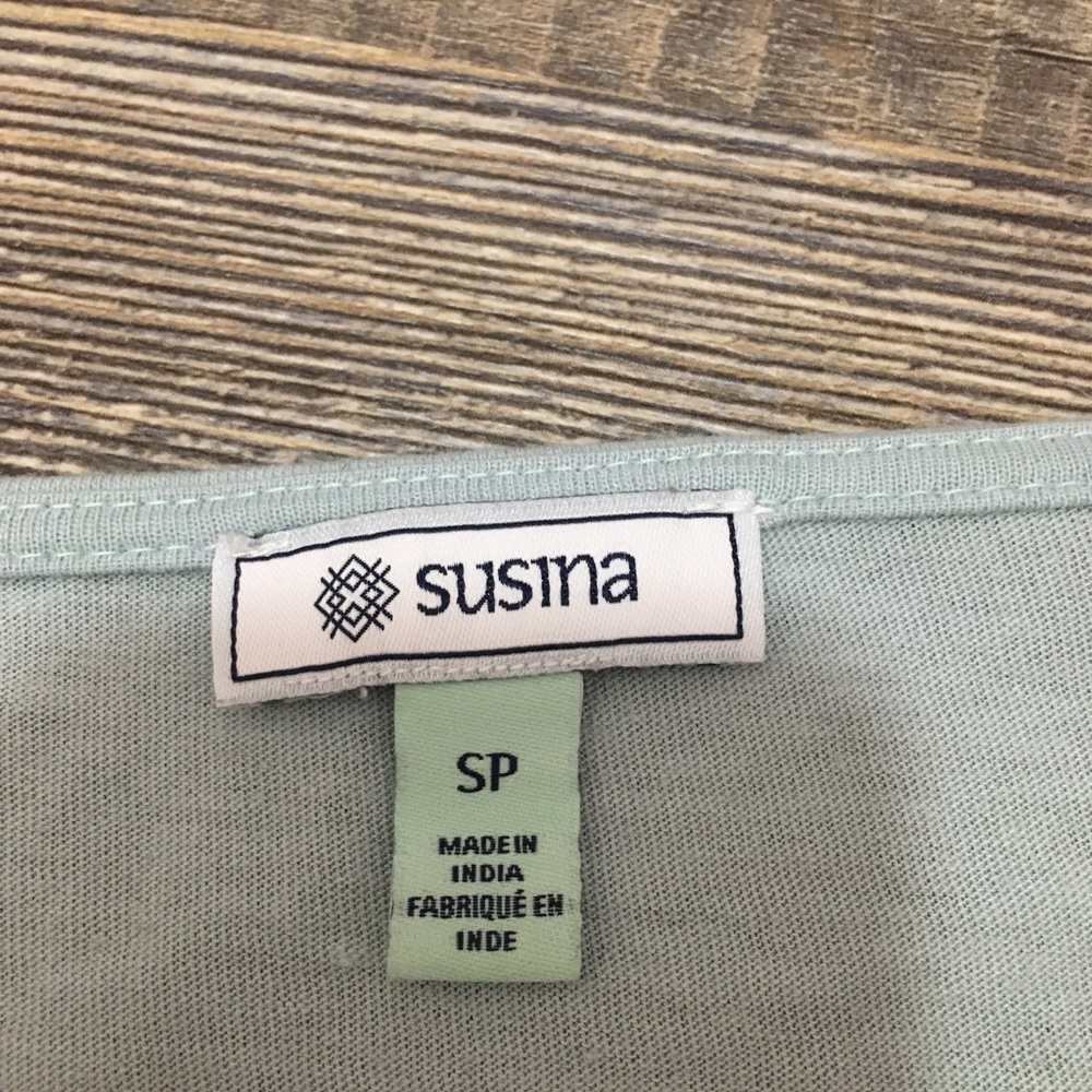 Small Flowy Sleeve Mid Legnth Sleeve Shirt - Picture 2 of 3